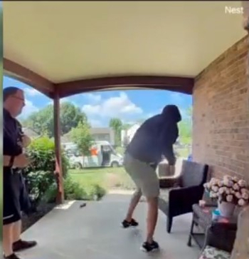 택배업체 직원 앞에서 방금 배달된 소포를 훔쳐가는 택배 도둑 모습. [ABC7 캡처]