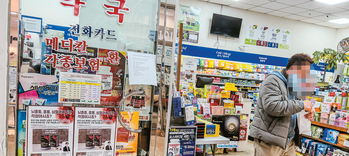 LA한인타운내 한 약국에서 한인이 처방약을 수령한 뒤 약국을 나서고 있다. 김상진 기자