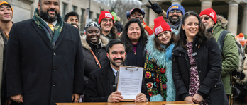 조란 맘다니 뉴욕시장이 2일 브루클린 그랜드 아미 플라자에서 지역 사회 참여를 확대하기 위한 ‘대중 참여 사무소(Office of Mass Engagement)’ 신설 행정명령에 서명한 후 지지자들과 함께 기념촬영을 하고 있다. [로이터]