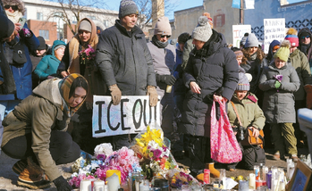 미니애폴리스에서 시민들이 연방요원에게 사살된 알렉스 프레티를 추모하고 있다. [로이터]