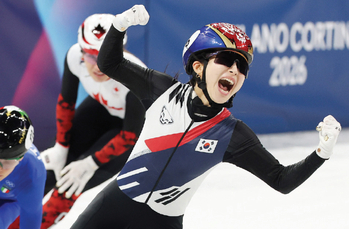18일 이탈리아 밀라노 아이스스케이팅 아레나에서 열린 2026 밀라노-코르티나담페초 동계올림픽 쇼트트랙 여자 3000m 계주 결승에서 한국 마지막 주자 김길리가 1위로 결승선을 통과하며 기뻐하고 있다. [연합뉴스]