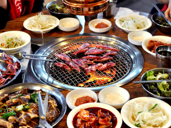 한국식 바비큐 식당의 테이블 풍경. 미국 외식업계에서는 일부 텍스멕스 체인이 고전하는 반면, K-팝과 한류의 영향에 힘입어 한국식 바비큐 전문점이 빠르게 늘고 있다. [페이스북]