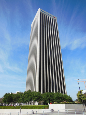 LA 다운타운의 랜드마크인 뱅크오브아메리카 플라자(Bank of America Plaza) 전경. 높이 735피트(약 224m)의 55층 빌딩으로 LA에서 일곱 번째로 높은 건물이다. 최근 투자운용사 캐피털그룹이 2억1000만 달러에 이 건물을 인수해 새 본사로 사용할 계획이라고 밝혔다. [LA컨저번시]