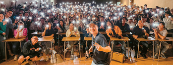 지난 5월 5일 진행된 이상준 게릴라콘서트에서 이상준이 관객들과 단체사진을 촬영하고 있다.