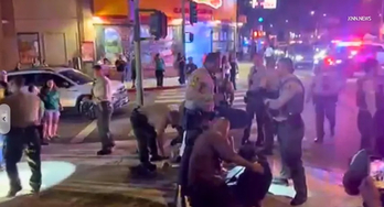멕시코와 잉글랜드의 월드컵 경기 직후 이스트 로스앤젤레스(East Los Angeles)에서 발생한 총격 사건 현장을 LA카운티 셰리프국(Los Angeles County Sheriff's Department) 경관들이 통제하고 있다. 이번 총격으로 4명이 부상을 입었으며, 용의자는 현장에서 달아나 경찰이 추적 중이다. [KTLA 방송 캡처]