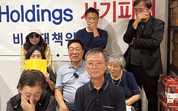 사법적인 대응책을 강구하는 비상대책위원회 결성 모임에 참석한 이들. 일부는 얼굴을 가렸다. 가운데 줄 중앙이 폴 김 목사. 임상환 기자