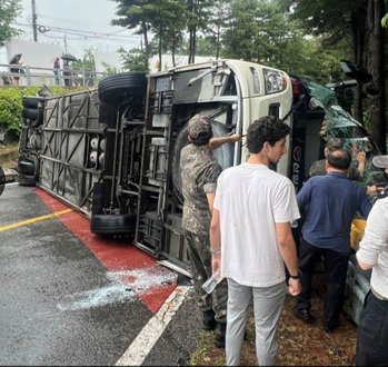 Off-Duty US Soldiers Rescue 21 Passengers from Overturned Bus in Paju, Korea