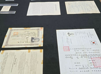 12일(한국시간) 충남 천안 독립기념관에서 열린 호시한 지사 자료공개행사. 왼쪽 네 번째부터 호 지사의 장손 호윤진씨의 아내 호희선씨, 호윤진씨, 딸 호재숙씨, 김희곤 독립기념관장.
