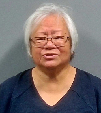 18일 한인으로 추정되는 70대 노인 여성이 반련견을 차에 방치한 채 길고양이 먹이를 주다 동물학대 혐의로 체포됐다. [ECSO]