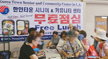 KSCC가 선착순 150명에게 제공하는 무료급식 현장에서 한인 시니어들이 도시락을 받고 있다.  [KSCC 제공]