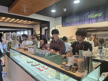 LA한인타운 카페 콘체르토 리저브에서 싸이커스 멤버들이 일일 바리스타를 하고 있다.