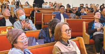 시니어 은퇴박람회에서 한인 시니어들이 노후 준비에 관한 세미나를 경청하고 있다.