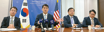 정강 LA총영사가 29일 열린 기자간담회에서 청사 재건축 추진 상황과 민원 서비스 개선 방안 등을 설명하고 있다. 왼쪽부터 박철 동포·보훈영사, 정강 총영사, 조성호 부총영사, 김성준 재외동포청 파견 영사. 김여진 인턴기자